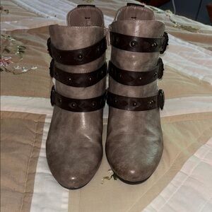 Stylish Women's Gray Ankle Boots